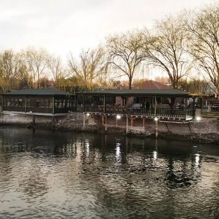Dunna & Barba riverside